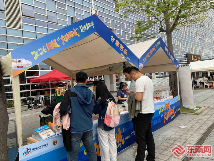 市民在选购商品。