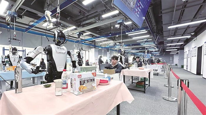 在数据采集员遥操下，人形机器人完成一项项数据采集任务。 受访单位供图