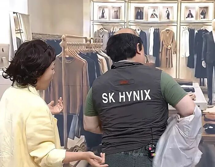 在恶搞节目中，身穿SK海力士工服的员工在炫耀。