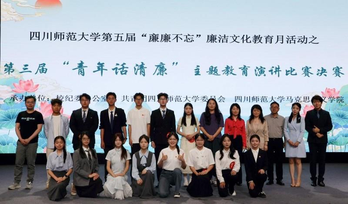 图3 参赛选手与评委合影