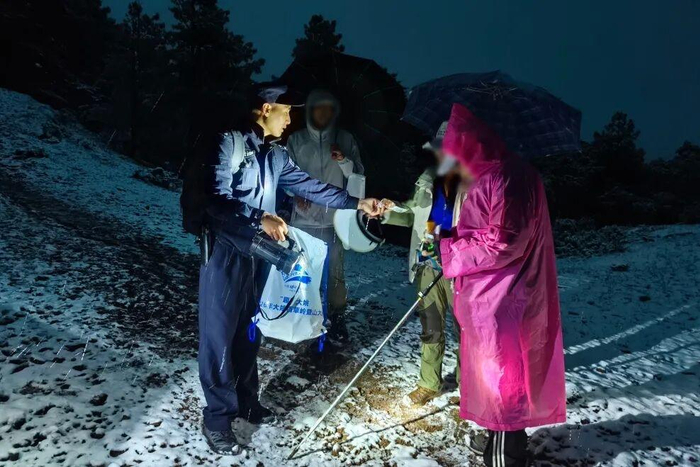 ▲搜救被困登山者 图据大姚警方