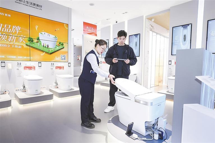     图为在红星·美凯龙廊坊龙河商场内，市民正在挑选商品。本报记者 董旭旭 摄