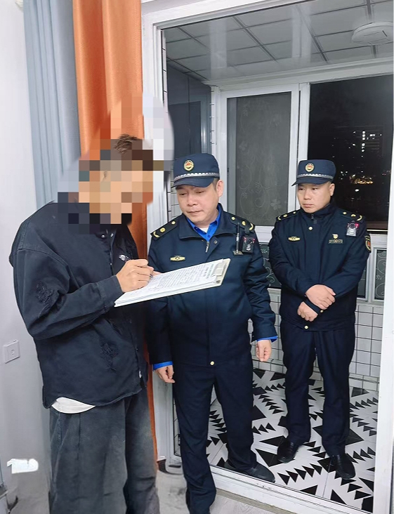 图说：执法队回访。