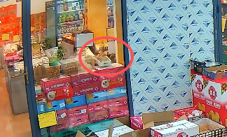 店员点燃蚊香后将其放在纸箱上。图源：湖南消防