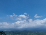 印尼东爪哇省一火山喷发 火山灰柱高约1200米