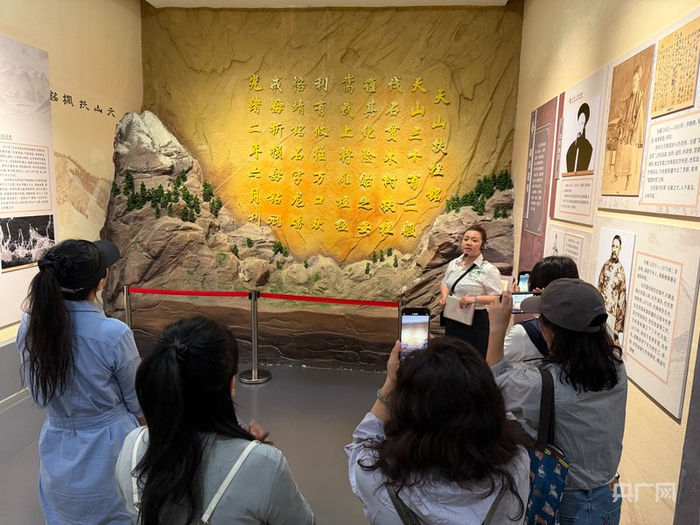 讲解员迪丽妮尕尔·艾尼娃尔正在讲解  （央广网记者丁安  摄）