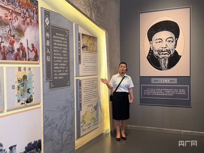 讲解员迪丽妮尕尔·艾尼娃尔正在讲解  （央广网记者丁安  摄）