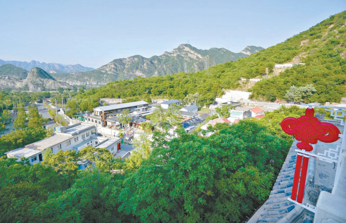 从西马各庄村远眺，王平山区一片生机勃勃。 本报记者 王海欣摄
