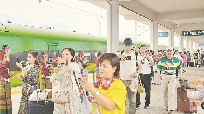 搭乘中老铁路国际旅客列车的老挝旅客到达磨憨站。 国铁昆明局供图