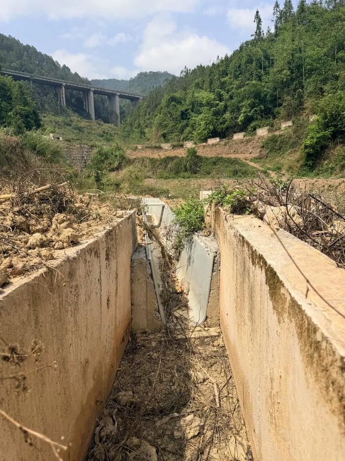 混凝土沟渠中铺设的U型槽