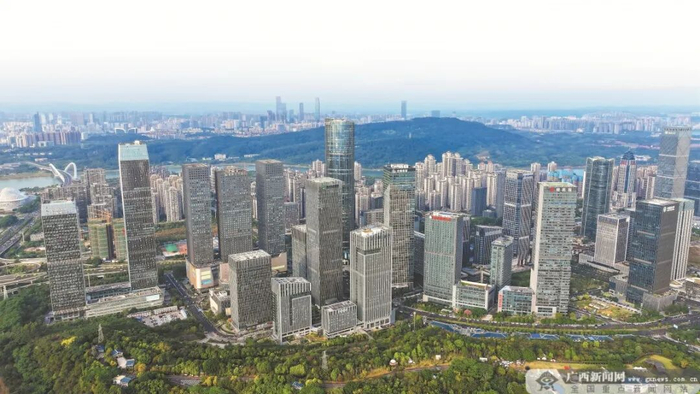 位于南宁五象新区的中国—东盟金融城。 广西云-广西日报记者 徐天保 摄