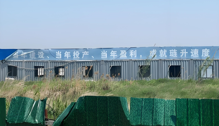 琏升科技南通基地海报标语。图片来源：时代财经 周立/摄