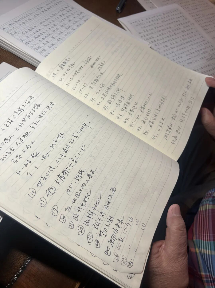 笔记本上记录着梁小民今年读过的书。路艳霞摄