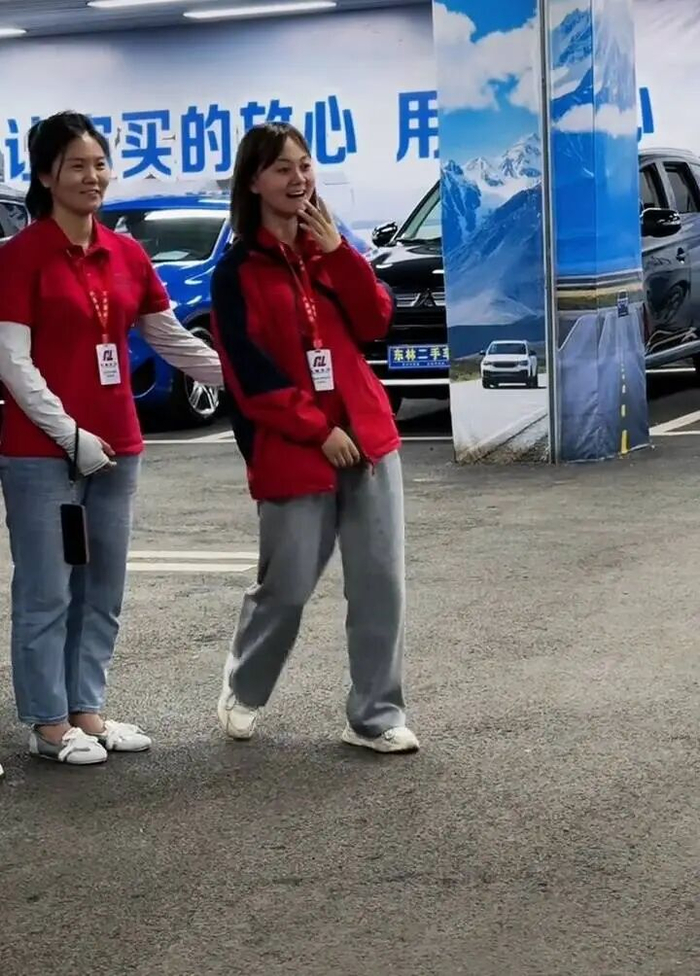 员工领到这笔钱的时候，十分感动与震惊。视频截图