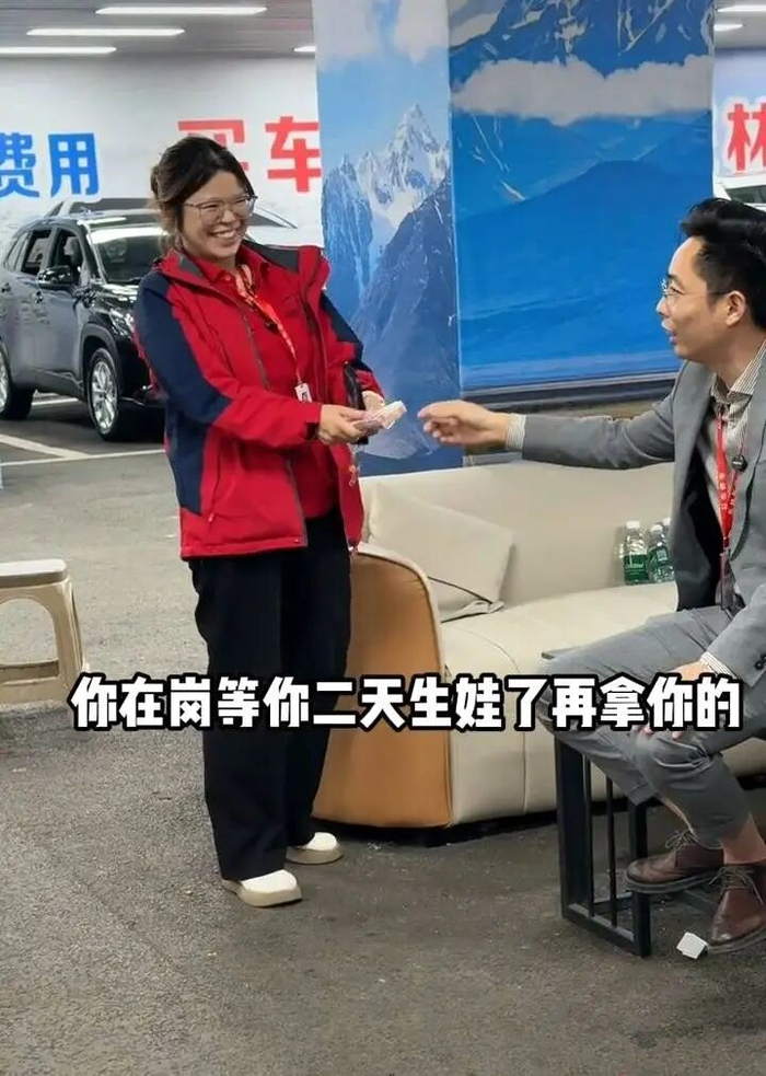 老板为公司怀孕女员工发放万元现金。视频截图