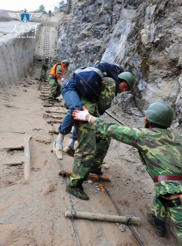 ▲2008年，空军官兵不畏艰难险阻搭建“生命天梯”