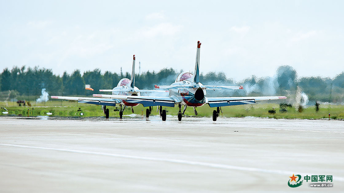　　空军航空大学某部展开飞行训练。刘则明摄