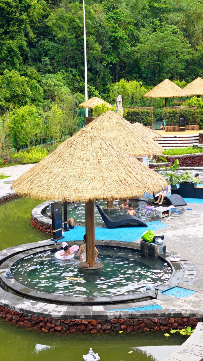 图为游客在岔山村九龙峒温泉度假酒店药浴。