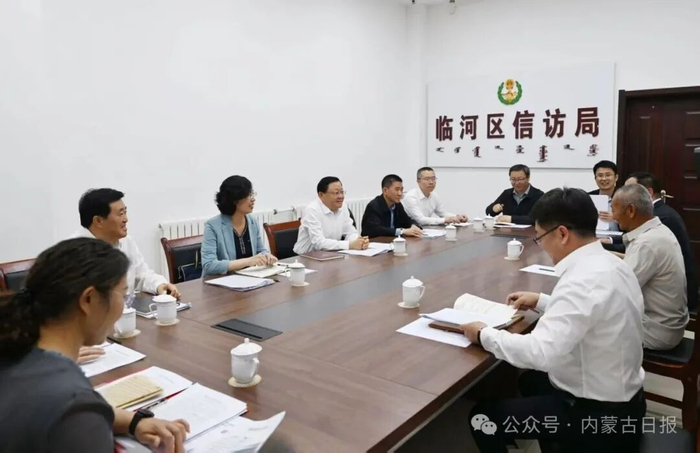 　　5月12日，自治区党委书记、人大常委会主任王伟中来到临河区信访局，现场接待来访群众，面对面了解群众诉求。记者 马建兵 摄