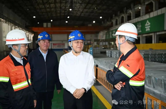 　　5月12日，自治区党委书记、人大常委会主任王伟中走进巴彦淖尔紫金有色金属有限公司，认真听取企业情况介绍。记者 马建兵 摄