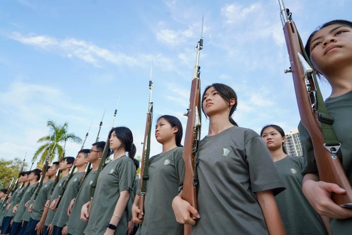 华侨中学航空特色班学生在上课。清远日报记者 刘淑芳 摄
