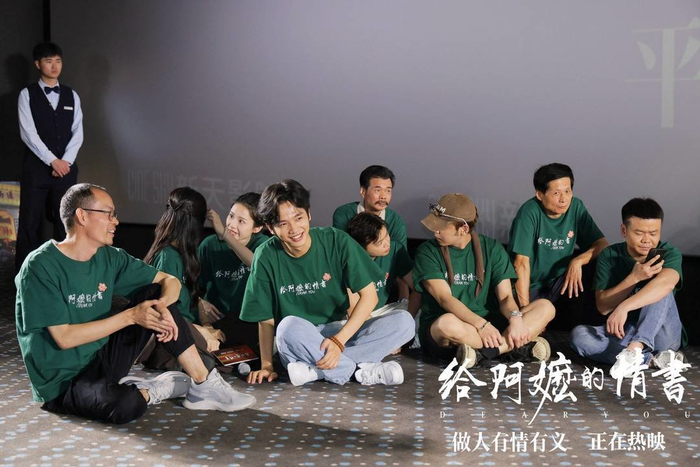 蓝鸿春（左一）和《给阿嬷的情书》团队在一起。图据电影微博