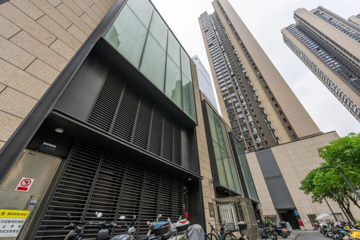 龙华区110千伏跃进变电站，距离鸿荣源壹城中心住宅楼最近点约10米。