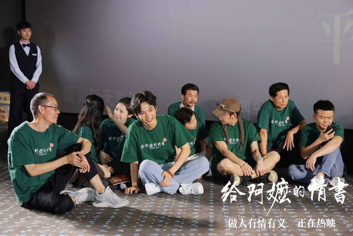 蓝鸿春（左一）和《给阿嬷的情书》团队在一起。图据电影微博