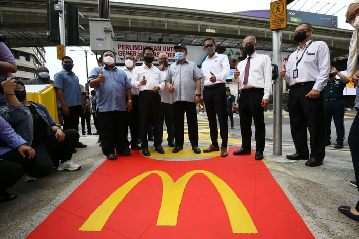 McDonald’s Malaysia在吉隆坡市中心将其享誉全球的“麦当劳薯条”插画设计成行人横道