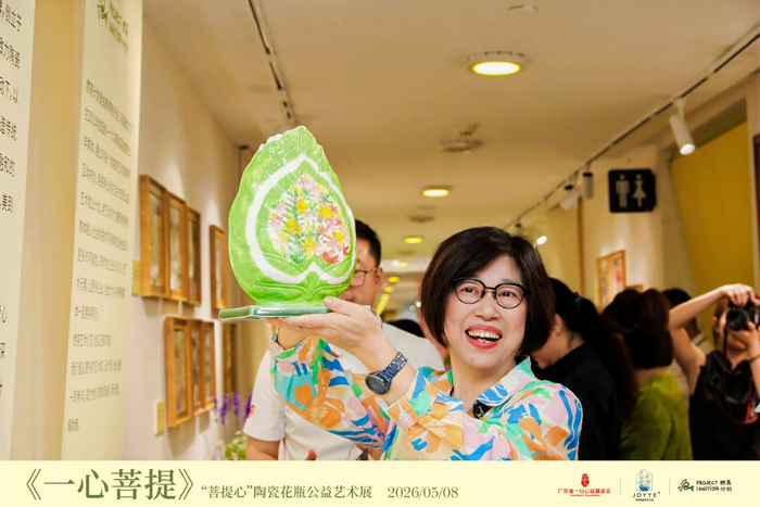 图中为卓艺JOYYE艺术生活瓷品牌创始人郑苏华