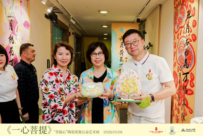 图中:卓艺JOYYE艺术生活瓷品牌创始人郑苏华