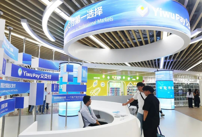图为客商在义乌全球数贸中心咨询“义支付”平台办理手续。新华社发（龚献明摄）