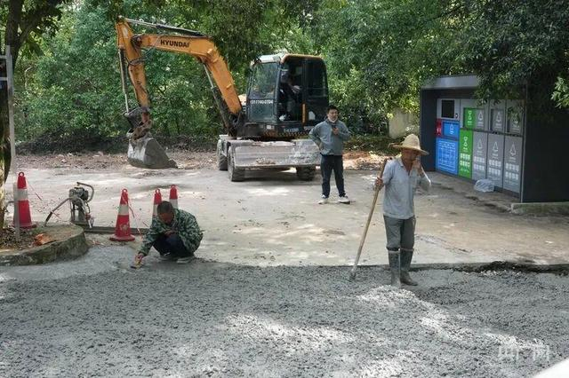 通往香吾山动物园的道路正在修整（央广网记者邓子依 摄）