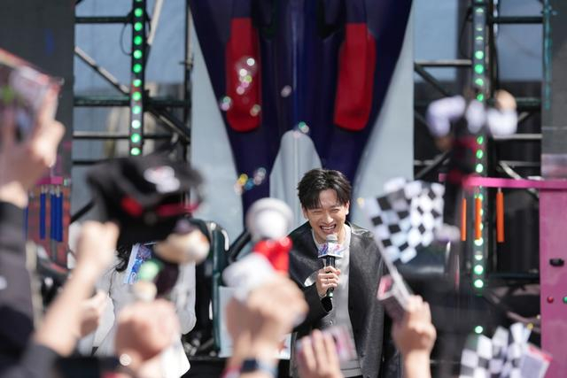 周冠宇（中）与车迷互动 新民晚报 李铭珅 摄