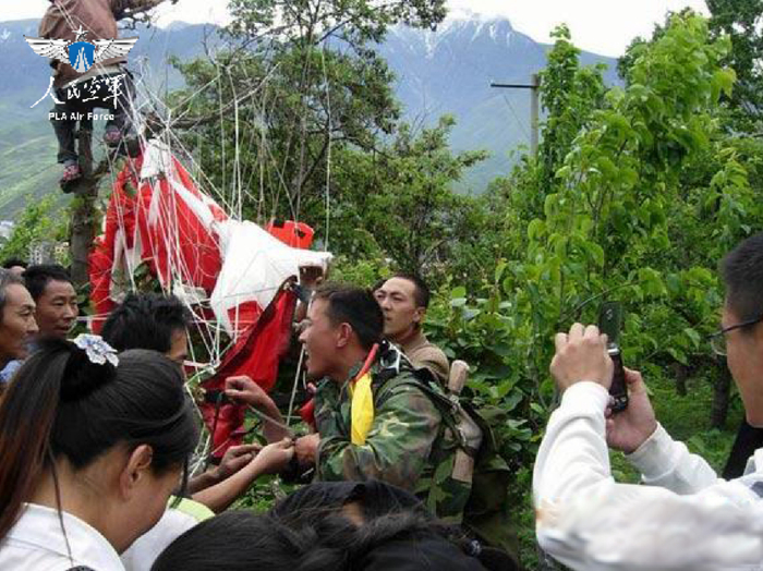 ▲2008年，殷远在茂县伞降着陆后，当地群众簇拥而来