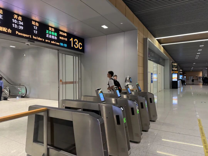 丰台站快速进站厅，旅客从对应的检票口检票后，可以直接乘扶梯上站台进入车厢内。