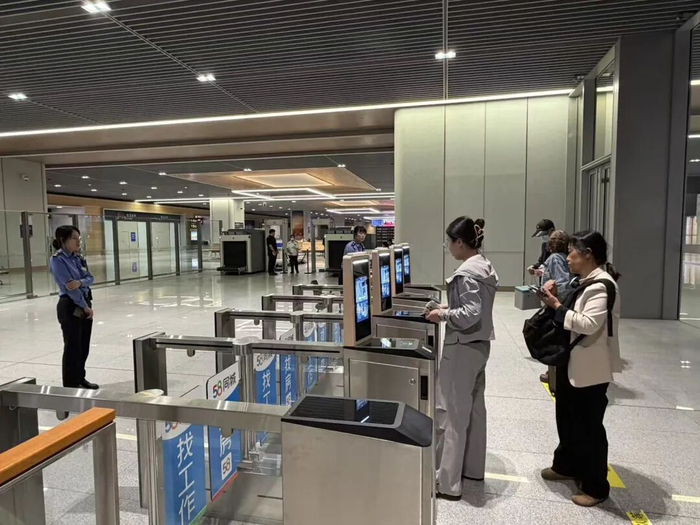 北京丰台站快速进站厅常态化开放，进站十分顺畅。