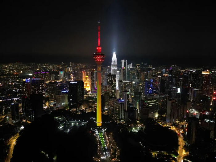 国际薯条日，吉隆坡塔化身为一份巨型麦当劳薯条