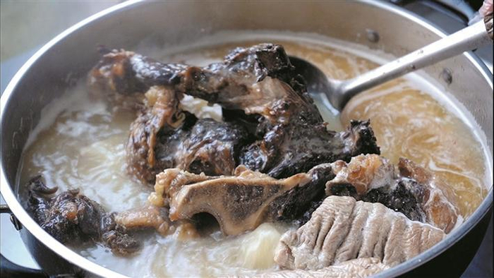     正在炖煮的达因苏风干肉（资料图片）。赫新海  摄