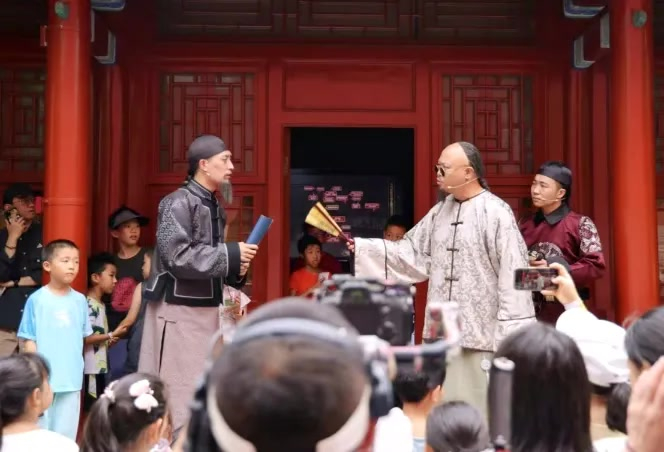沉浸式导览剧《宣南往士》演出现场。摄影/方非