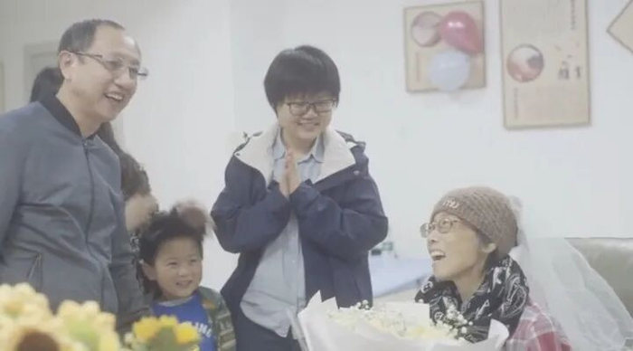 石先生（左）在安宁疗护病区为妻子庆祝生日。（受访者供图）