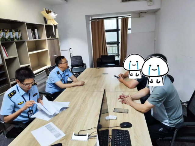 南海区市场监管局桂城市场监管所对佛山鹏浅花文化传媒有限公司进行突击检查。通讯员供图