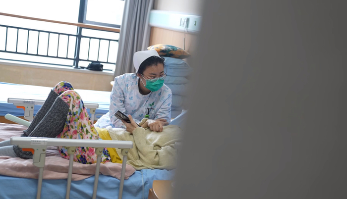安宁疗护病区护士刘文靖在陪伴患者聊天。新华社记者 胡晨欢 摄