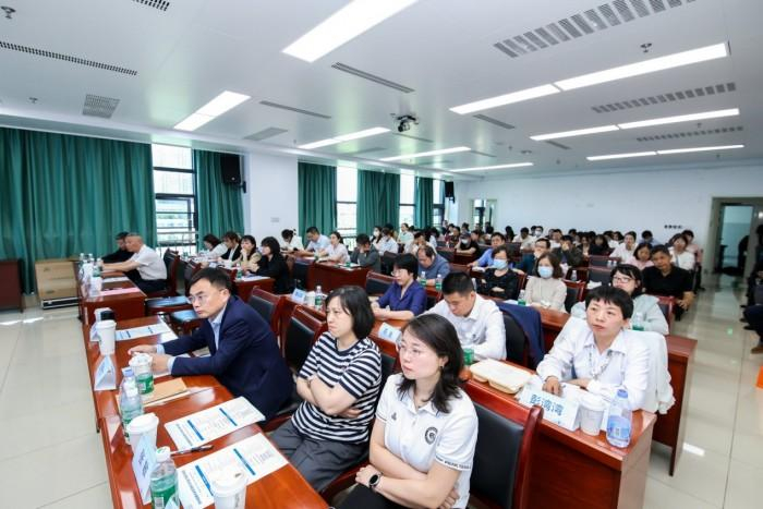 图：大会现场专家合影