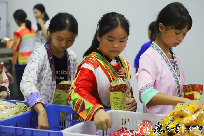 图为融水春蕾女童集体参加柳州螺蛳粉研学，参观柳州螺蛳粉工厂生产线和螺蛳粉文化博物馆。唐绍怡 荣珍珏 摄
