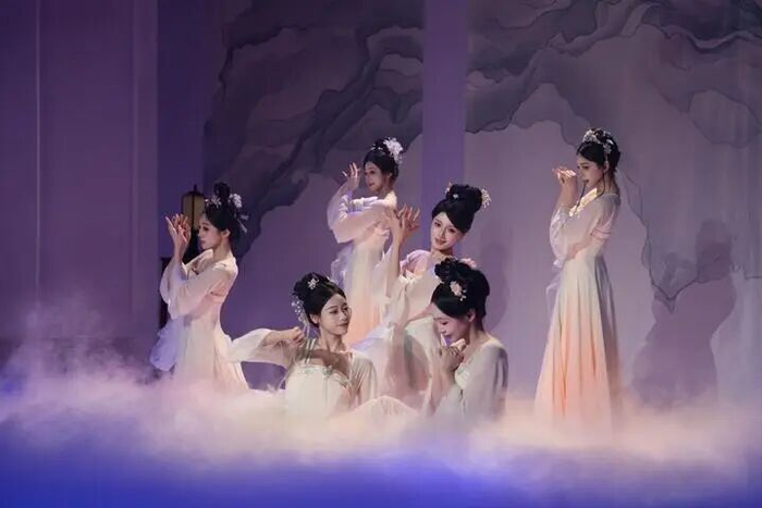 演员们在直播中