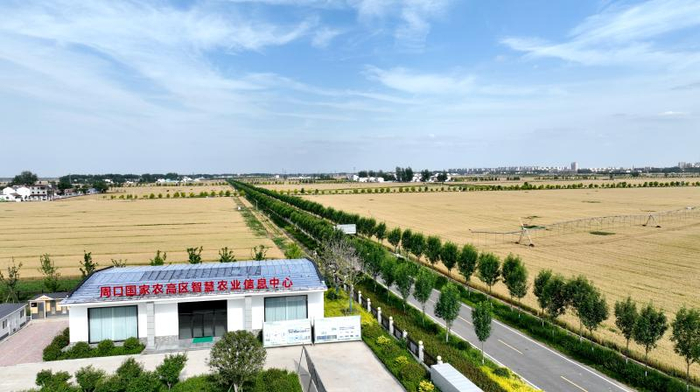 周口国家农高区智慧农业信息中心。周口日报 徐松 摄