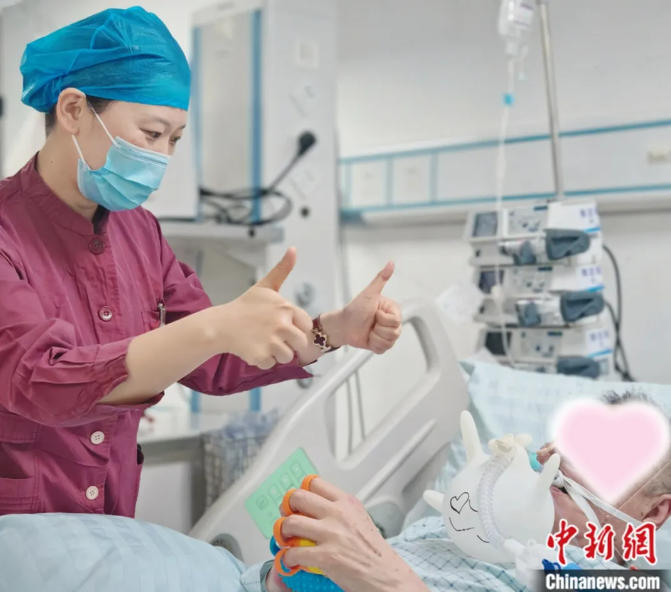 图为护士在手术室、病房等，给予病人温暖与帮助。受访者 供图