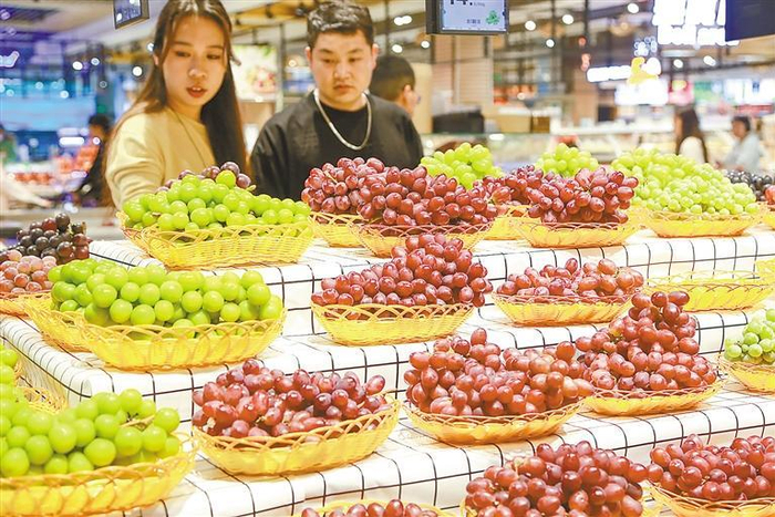     五月十一日，顾客在云南省蒙自市一超市选购水果。    新华社发（薛莹莹 摄）