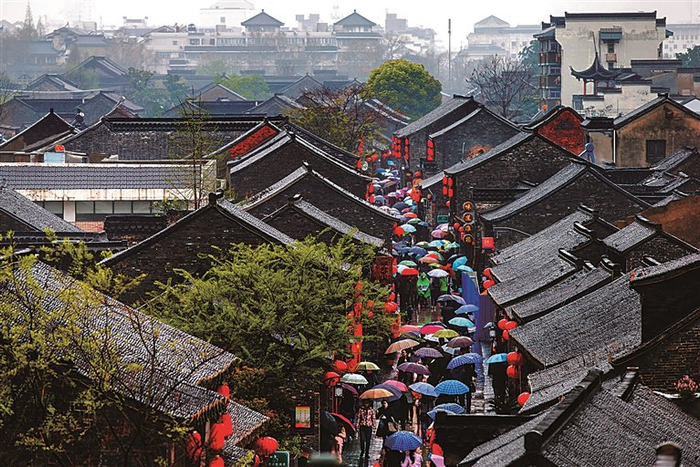 烟雨中的东关街人流如织。张卓君摄/光明图片